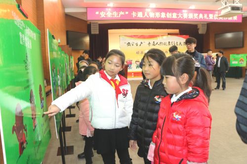 朱家洼小学的三年纪的小学生参观获奖作品 01 摄影记者 盛军