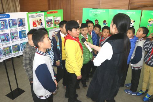 朱家洼小学的三年纪的小学生参观获奖作品 03 摄影记者 盛军